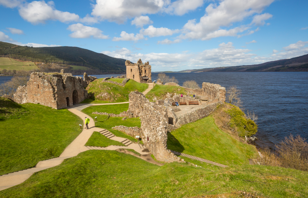 Le château d'Urquhart sur les rives du Loch Ness