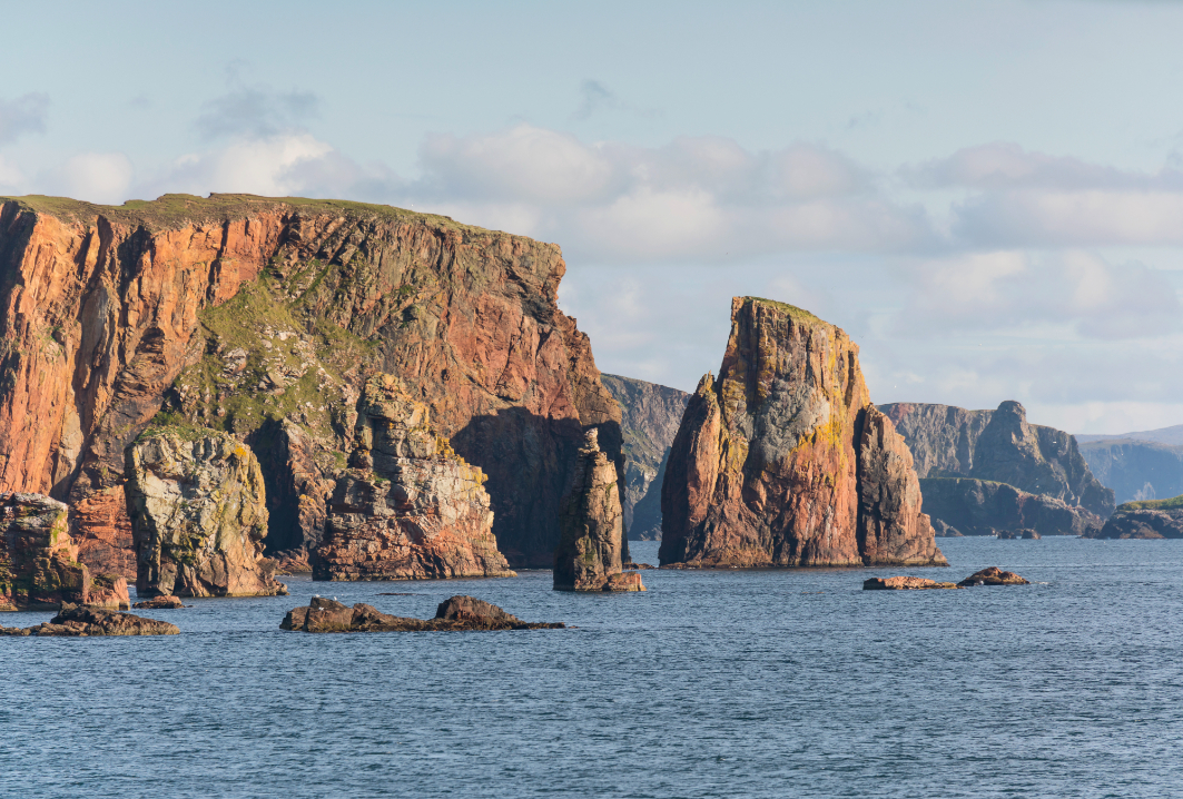 Les falaises d'Eshaness dans les Shetland en Ecosse