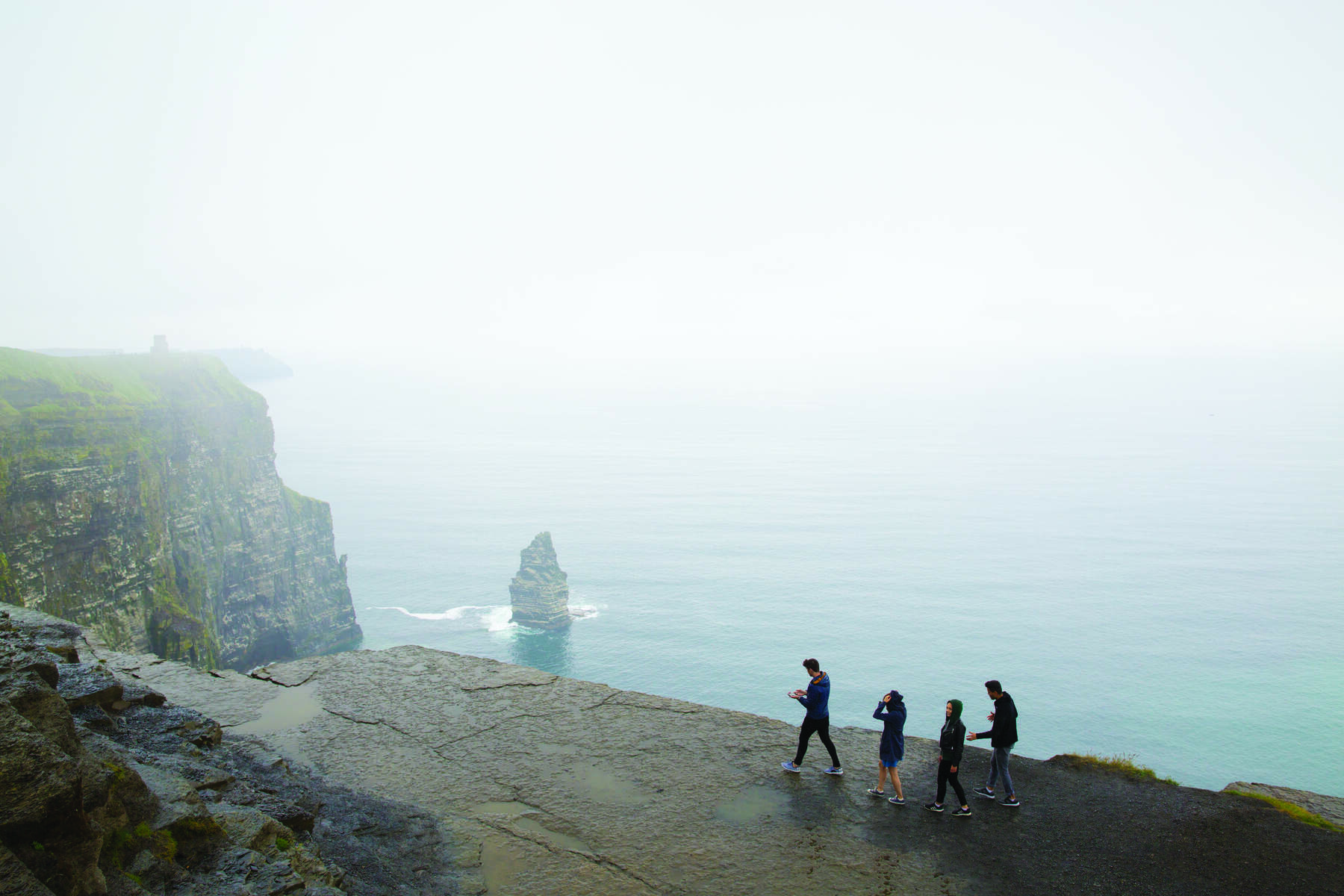 Les falaises de Moher dans la brume