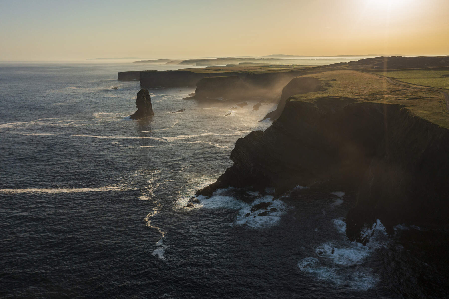 Falaises de Kilkee dans le comté de Clare