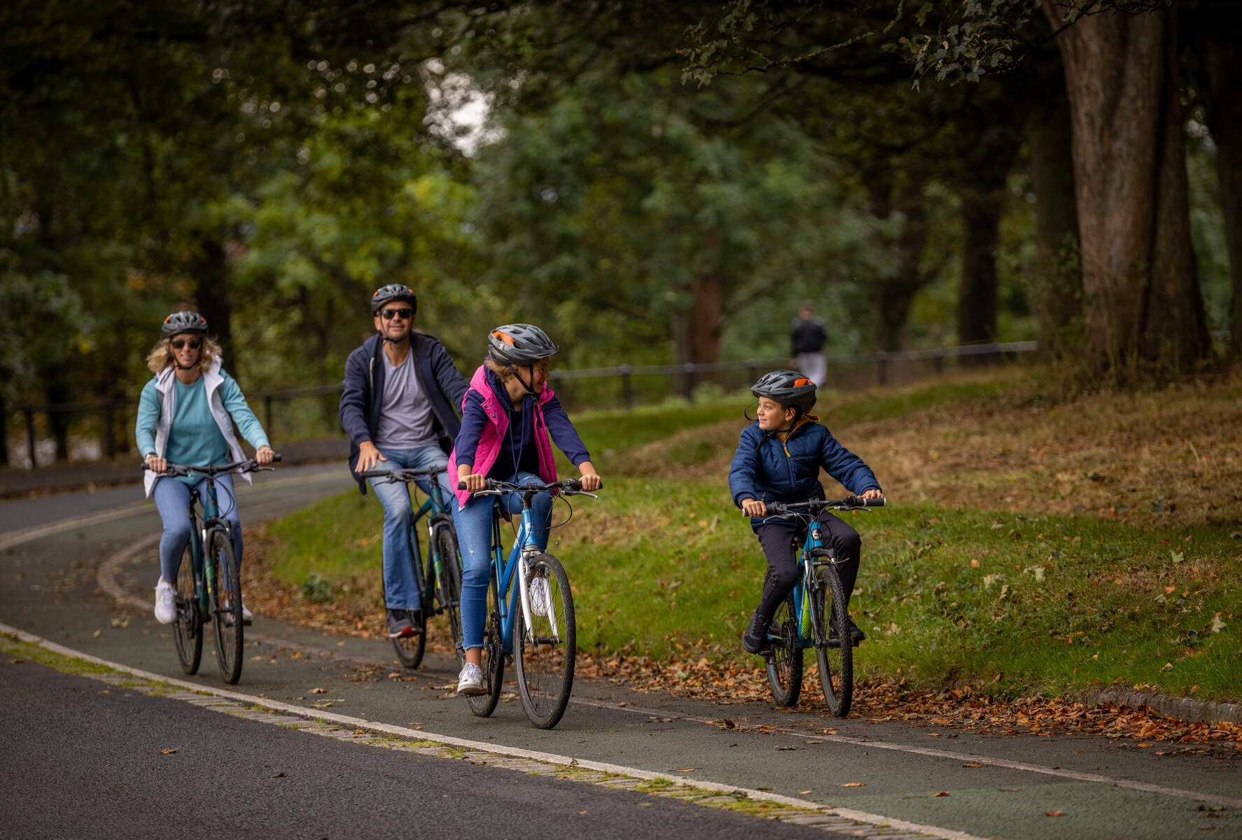 Famille à vélo dans Phoenix Park, Dublin, Irlande