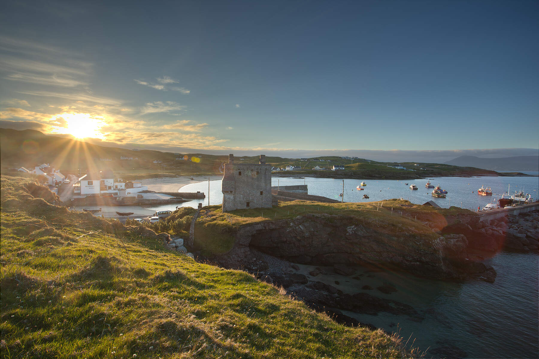 Port de Clare Island au couché du soleil, Mayo, Irlande