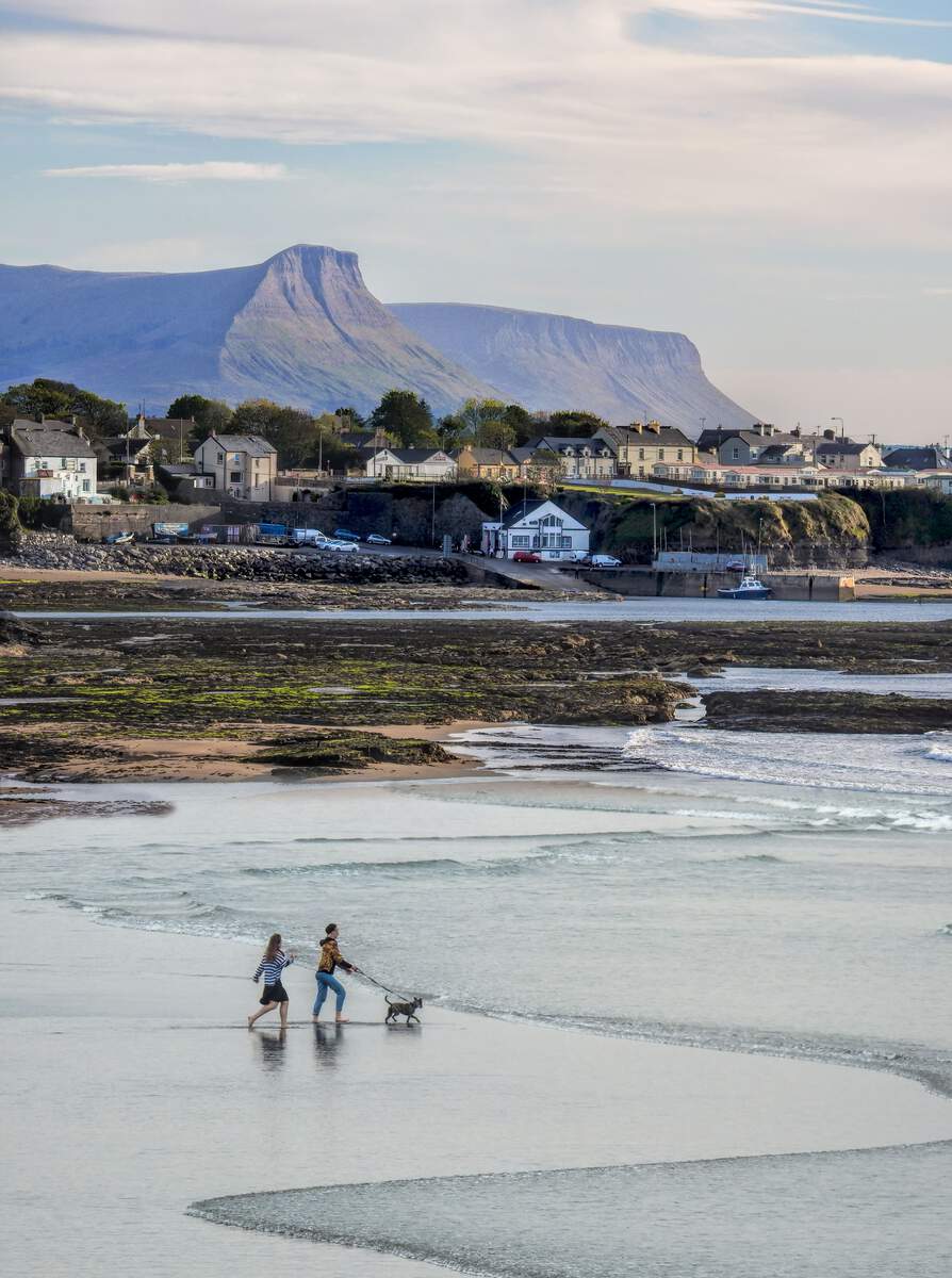 Vue sur Benbulben et Benwiskin dans le Sligo