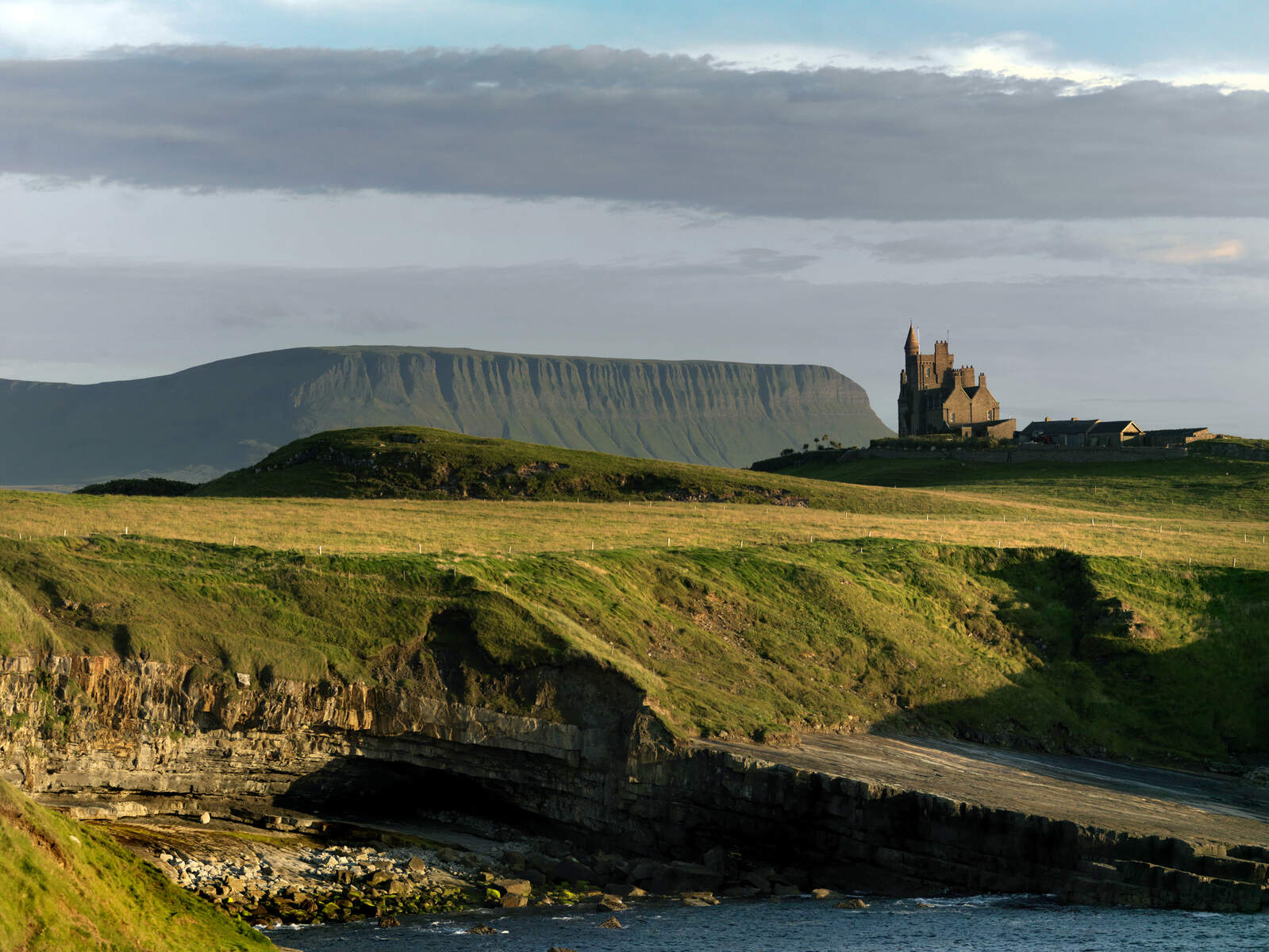 Château de Classiebawn et Ben Bulben, Mullaghmore, Sligo, Irlande