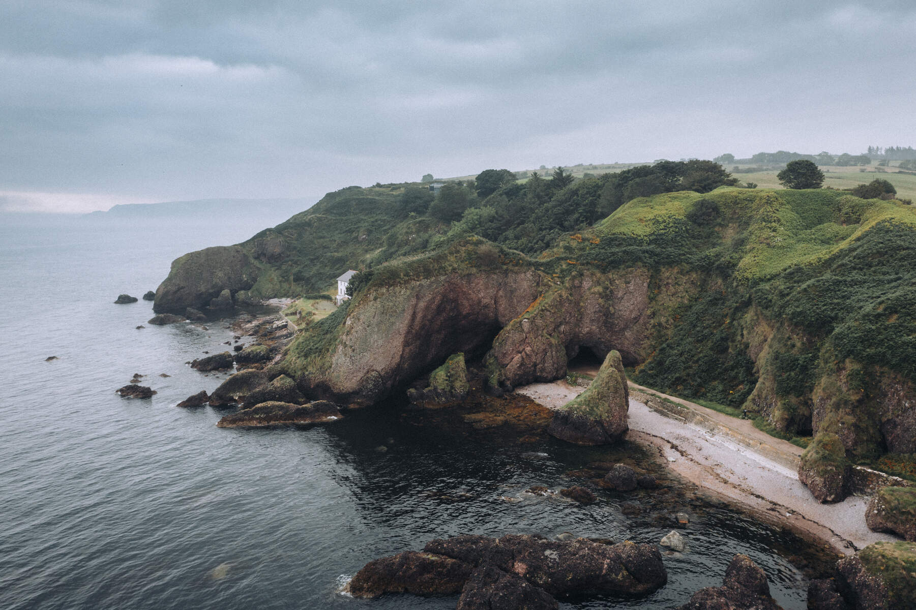 Les grottes de Cushendun en Irlande du Nord