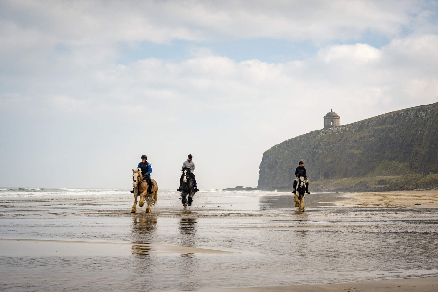 Balade à cheval au temple de Mussenden sur la plage de Downill en Irlande du Nord